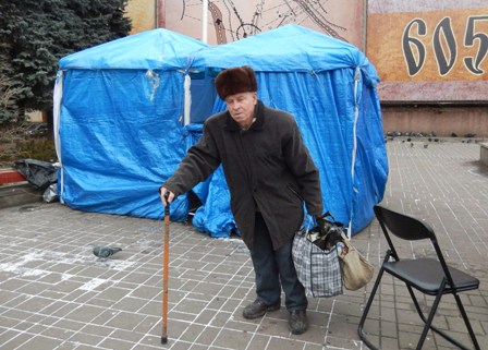 Кожного дня цей чоловік приносить їду для людей на Майдані.