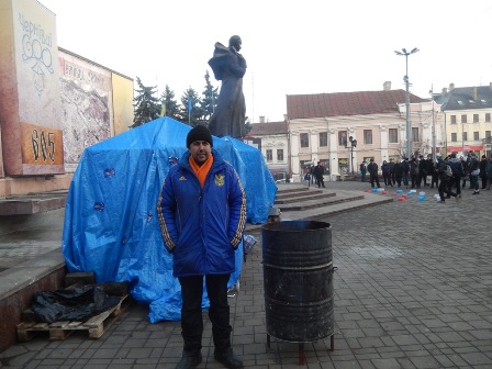 Поспілкувалася із охоронцем Майдану Славіком, який повернувся із Києва. Перебування у Києві – це фантастичний час у прекрасній країні Євромайдан, як у паралельному світі. Казковому…