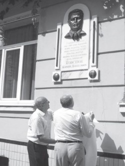 Пам’ятна дошка на будинку №6 по вул. Грушевського у Чернівцях. Момент відкриття